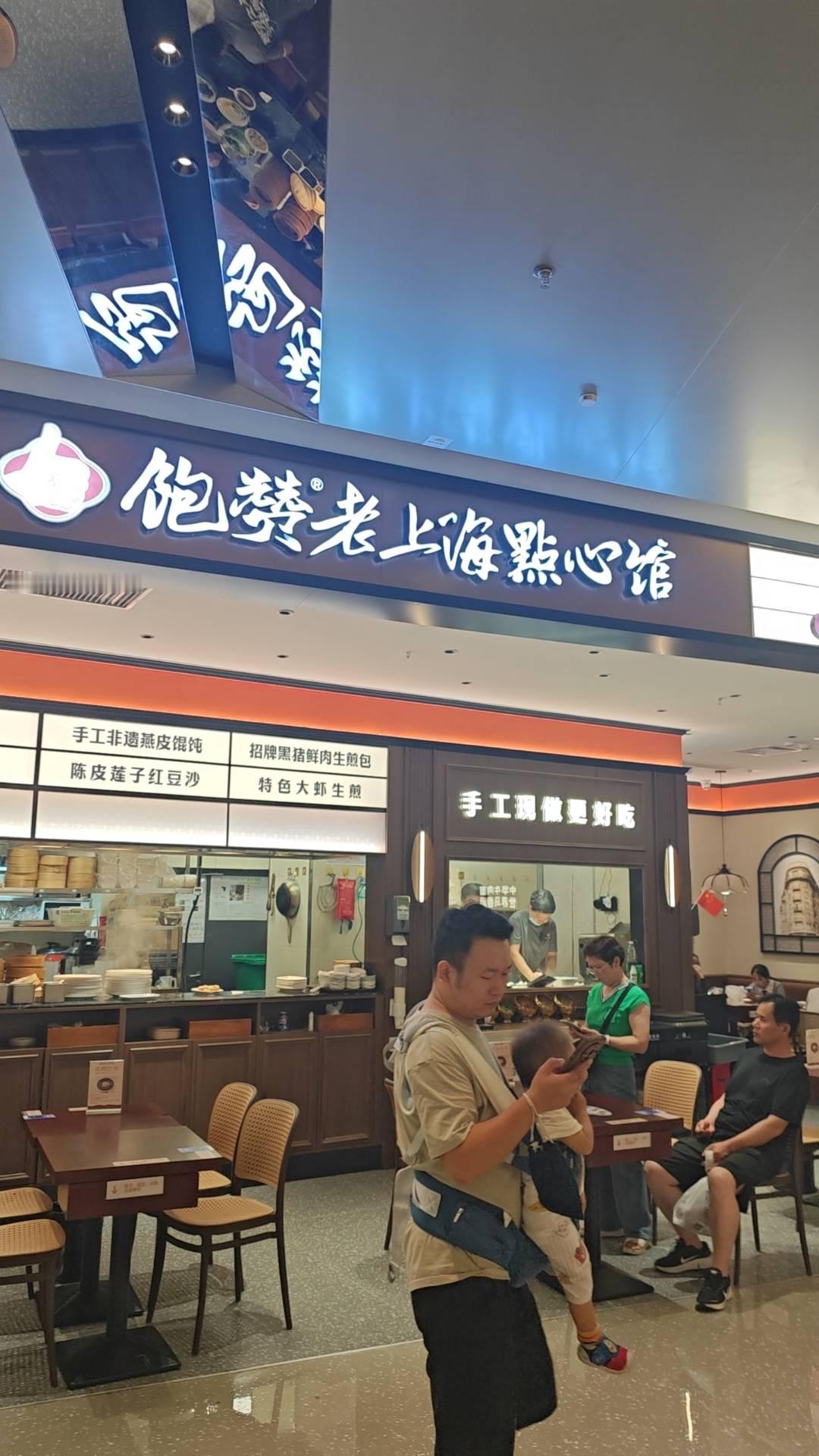 周笔畅在华语乐坛什么地位? 周笔畅在华语乐坛地位挺高。她2005年参加超女出道，一出道就凭借独特的嗓音和扎实唱功收获大量粉丝。
她的音乐风格多元，R&amp;B、摇滚、电子等都能轻松驾驭，像《笔记》传唱度极高，旋律简单却深入人心。她还不断突破自我，在音乐创作上亲力亲为，展现出很强的音乐才华。
而且她在业