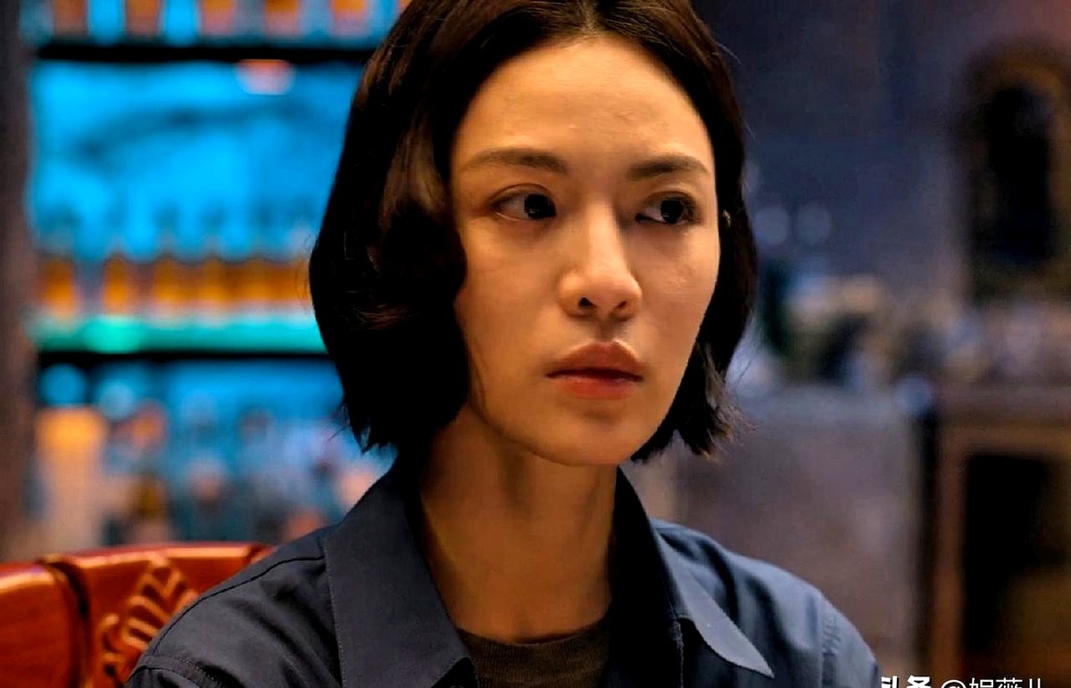 最近两部新剧的女主都剪了短发，出来的效果差别挺大。

姜珮瑶在《重器》里演法学生夏英杰，留了一头齐脖短直发。

她脸型偏圆，这个发型刚好贴合年代背景，看着干练舒服。

钟楚曦在悬疑剧《蝉》里演律师丁宁，主动剪了带卷度的短发。

她五官本来就立体，卷短发上头反而显老气。

好在她最后靠演技把这个律政精