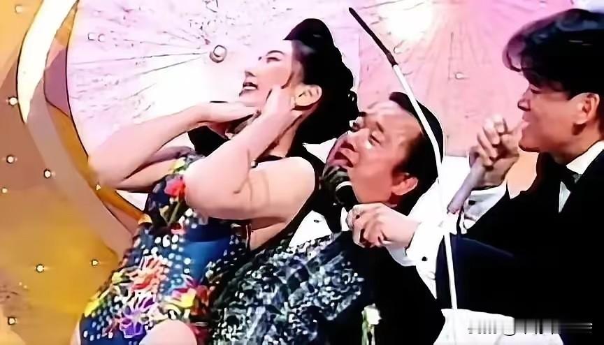1995年，一个22岁的台北姑娘站在全港直播镜头前，当着几百万观众的面，手指着曾志伟的鼻子甩出一句话：“你又矮又胖又色，口水都喷我手上了。”全场鸦雀无声。她叫谷祥铃，那一晚的国际华裔小姐冠军。可就是这句话，把她自己的星途，骂没了。

那晚到底发生了什么

先说说那个“防狼术”环节。曾志伟绕到谷祥铃身