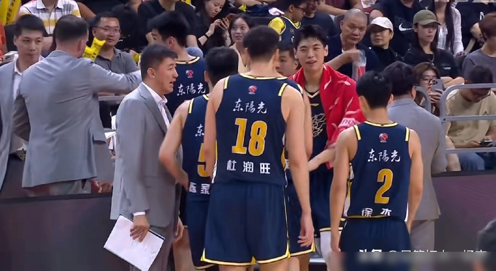 广东狂胜33分，但队内第一高薪的胡明轩，只拿了3分。 数据不会说谎。...