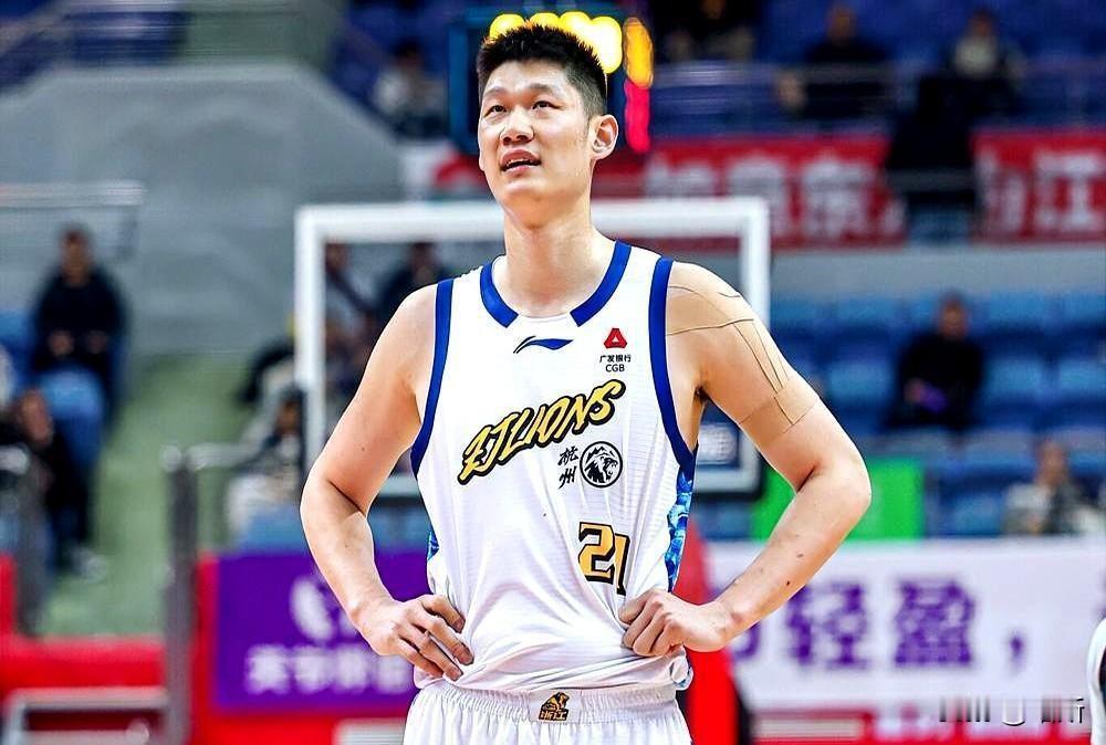 孙铭徽在场上磨碎了牙根去防守，胡金秋在篮下耗尽了膝盖去肉搏，但当这对顶...