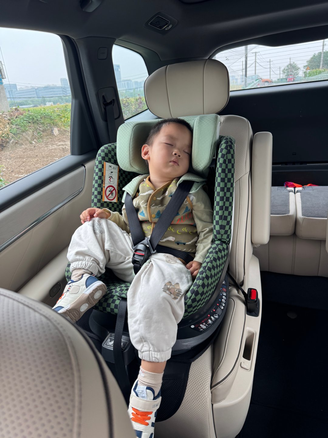 拉完屎 跟着我坐华境S来睡午觉了
平时都是看着后排吸顶屏睡觉的
今天闭眼睛前 还特别交代我关闭吸顶屏
一天天的老操心了

#给生活加点flow##带娃随手拍# ​