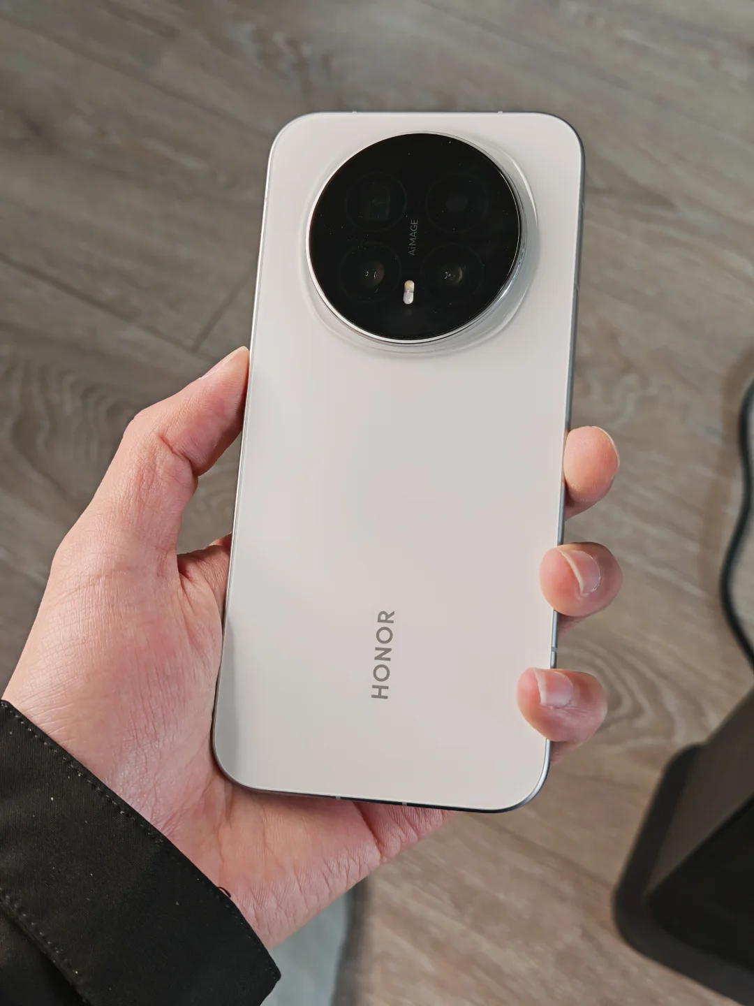 荣耀Magic8真是王炸，实事求是的说，荣耀李健说的对，友商这是在危险...