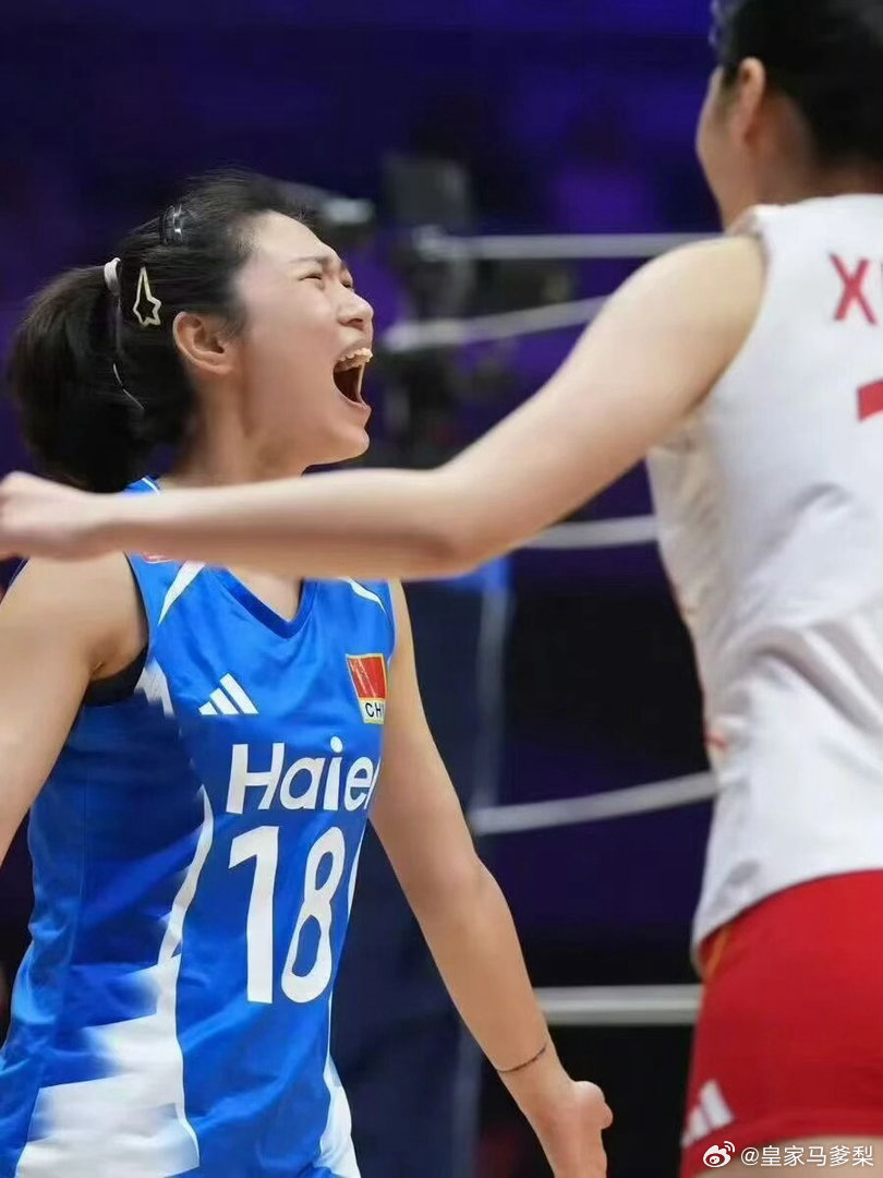 中国女排输泰国上热搜，传统强项都怎么了？8月30日，中国女排在2026年女排亚锦赛决赛2比3惜败泰国女排，无缘直通2028年洛杉矶奥运会排球正赛。

热搜铺满，网友哗然，大呼“怎么可能”。对一直关注女排的球迷而言，这个结果令人伤心但并不意外。

女排在国际大赛的颓势已经持续了一段时间：去年女排世 ​
