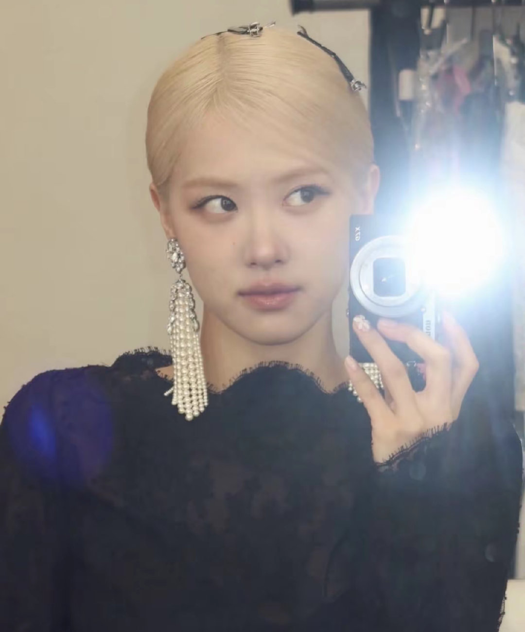 #ROSÉ[超话]##朴彩英唯一主唱##朴彩英kpop三奢女帝##朴彩英# 
“由爱而生的勇气，足以抵抗世间所有的孤独。” ​