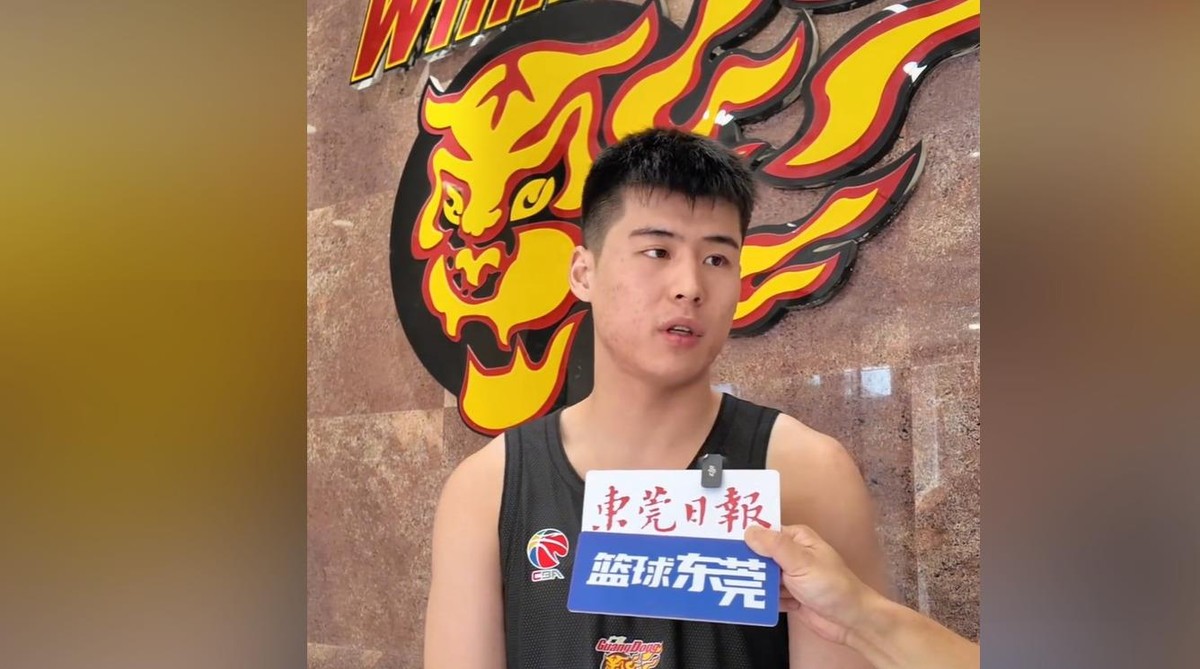 陈家政这事儿，最近讨论的人不少。
能确认的是，广东男篮确实换了主教练，亚科夫列维奇接手，周鹏回归、博日奇加盟，杜润旺离队，锋线人员结构跟着变了。陈家政上赛季常规赛出战39场，场均10.7分钟，三分命中率超过五成，还拿过星锐赛MVP。这些是实打实的。
但网上说他没进用人名单、新赛季只能当第三第四替补，