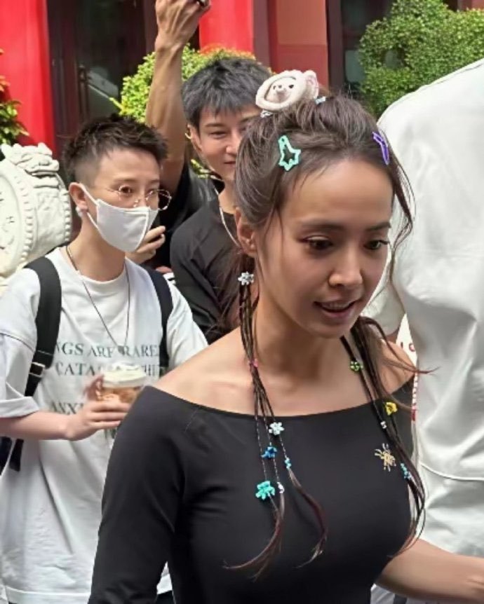 蔡依林50岁了依旧未婚，身材保持的太好看起来还像个20多岁的女孩😉 ​