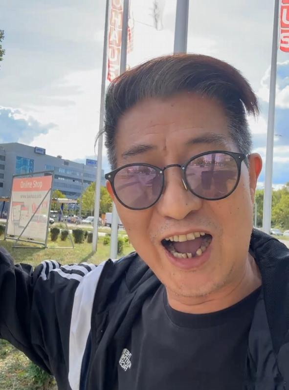 在德国的华人注意了！[话筒][围观]
最近一只在国内劣迹斑斑的老贼沈XX跑路德国了，而当邪教、台独等反华势力把它包装成所谓的“受迫害者”时，只字不提它是诈骗犯和盗窃犯。

沈XX，辽宁丹东市人，“女儿家” 百货系列合同诈骗案主犯，多地流窜作案，核心大案发生在重庆，辽宁、深圳也有同类诈骗前科。 ​