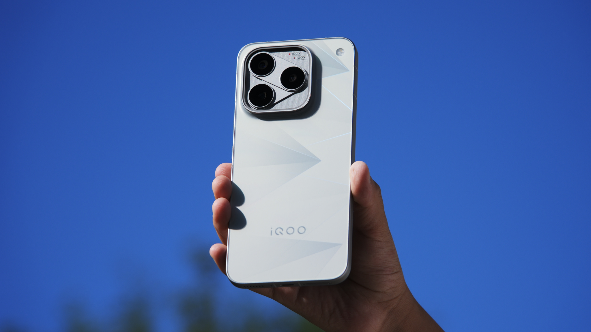 #QThings# iQOO 16 / 逐光 / 领航标 Deco / 悬浮设计

It's iQOO 16 『逐光』。

这机器外观曝光的时候有人说是『优酷手机』……的确这个新 Deco 的看起来挺像优酷的 Logo 的，你硬说那个 V 代表了 vivo 也可以……但在 iQOO 的官方描述里，这个设计叫『领航标 Deco 设计』，强调以『机械臂』为设计灵 ​