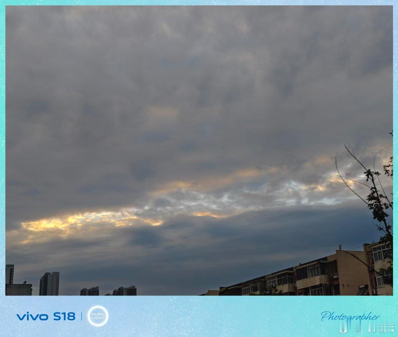 #vivo[超话]##vivo超话# 乌云满天的天空中列出了一道口，这道口让阳光洒了下来，非常的好看 ​