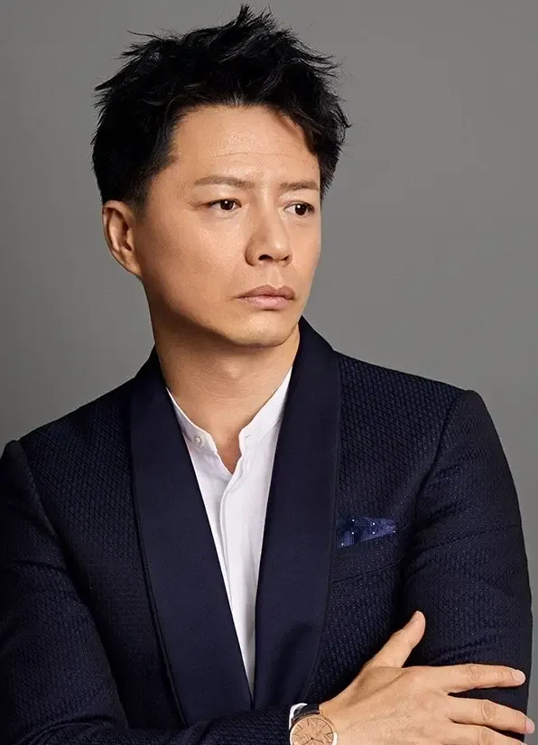 主持人问段奕宏：“在你眼里，邓超是个什么样的人？”

段奕宏想了很久，开口第一句就是：“因为他对职业的敬畏心，让我尊敬。”

真正让人服气的，往往不是一句“你演得真好”，而是拍戏时那个不太起眼的细节——别人都在聊天、等戏、吃盒饭，他却把自己关进角色里，少说话，少分心，像是要先把外面的邓超放下，才能让
