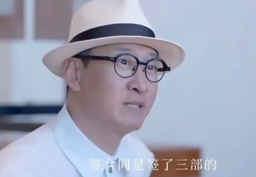 周杰：“包青天的老板拍着桌子骂我，因为我签了三部，我们拍完第一部以后，一播就火了，马上就给我第二部剧本，我一看不行，漏洞百出，一看就是要赶紧趁着热度拍第二部，我不能演。”

讲真，换作别的演员，大概率会顺着资本的意思往下演。毕竟当时老板放话，这部续集谁来演谁就能走红，这份诱惑，不是谁都能扛得住。
