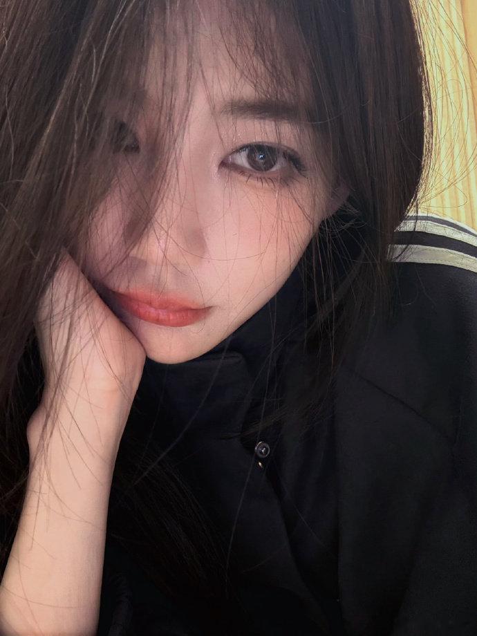 #李一桐说山东话面相都变了# 笑不活了，山东话的感染力真的太强！李一桐说起山东话，整个人面相都不一样了。和常华森互飙方言，瞬间变得朴实接地气，满满的邻居哥姐亲切感，越发期待《美人余》。 ​