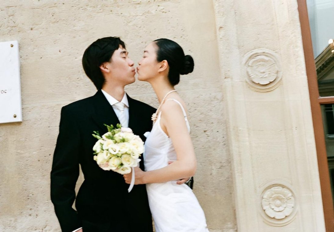 林依轮26岁大儿子林子濠官宣结婚！时间过得真快，一晃那个唱“爱情鸟”的大男孩儿子都结婚了！ 新娘陈瑜法籍华裔超模，14岁在巴黎被星探发现， 15岁获Elite精英模特大赛法国赛区总冠军，19岁登上维多利亚的秘密大秀舞台。 
新郎林子濠是林依轮长子，1999年出生，毕业于帕森斯设计学院，独立音乐人，同 ​