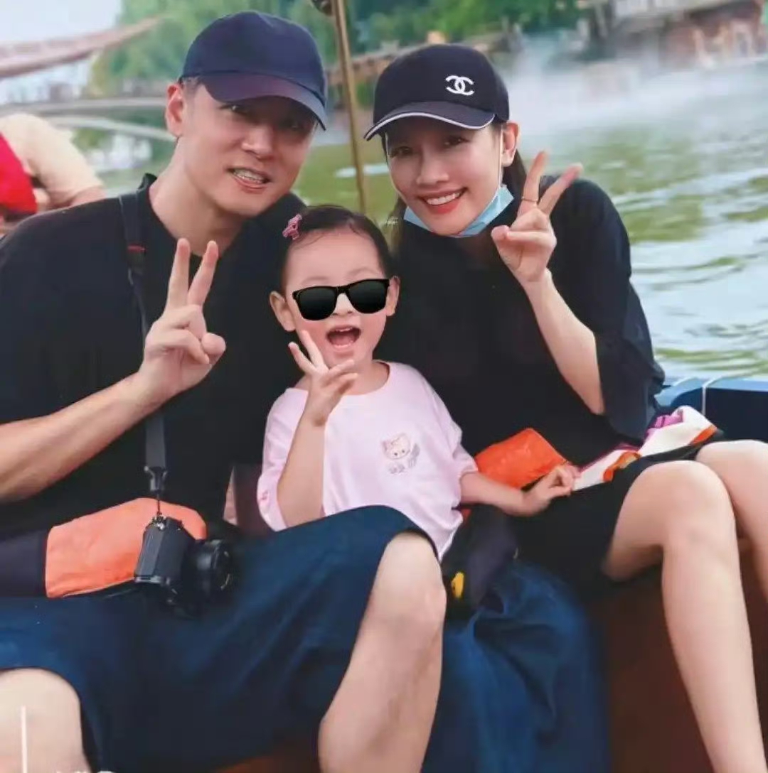 演员任重与妻子孙骁骁的一段家庭视频引发网友热议，意外曝光二人育儿期间分房睡的日常。视频里，任重给女儿讲完睡前故事,就被小姑娘奶声奶气地&34;赶出&34;房间,画面真实又可爱。
很多人对夫妻分房带有刻板印象，觉得代表感情出问题，但这只是他们兼顾育儿和休息做出的现实选择。褪去明星光环，这就是普通家庭养育孩子的真实
