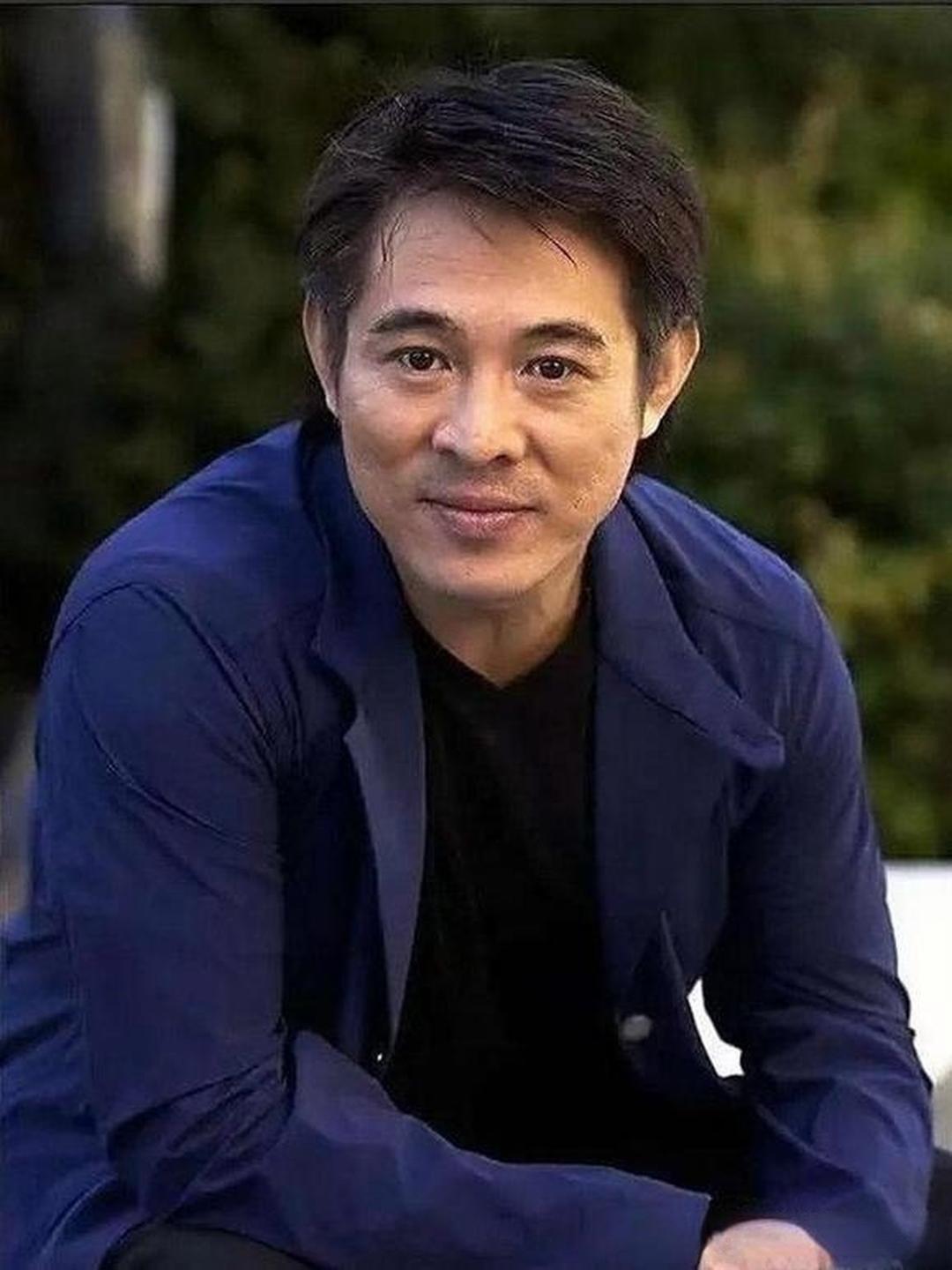 主持人问李连杰：&