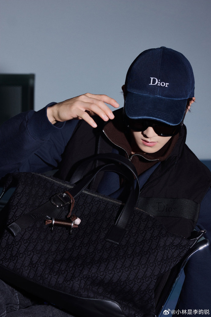#秀场阵容这块儿还要看Dior# 太会选人了！迪丽热巴优雅大气，谷爱凌鲜活自信，李昀锐清爽有张力，三位嘉宾齐聚时装周看秀，多元面孔同台，看点十足！ ​