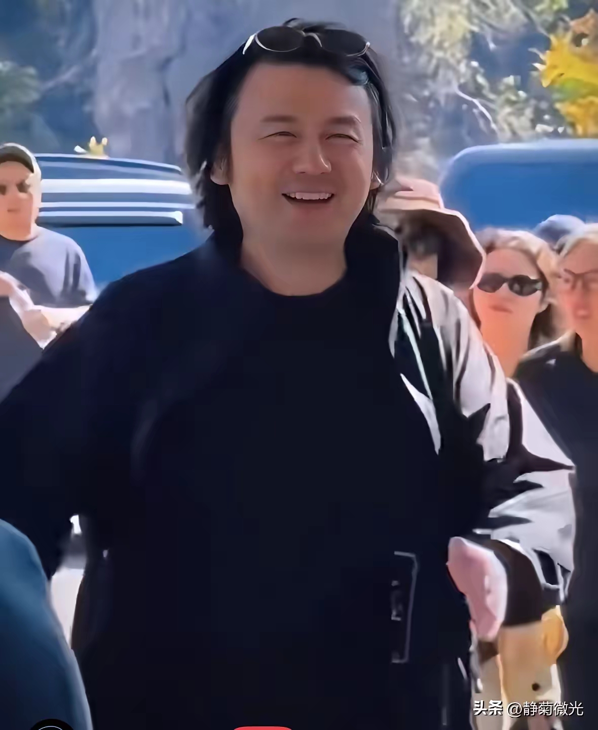 明眼人都看得出来了
雷佳音之所以那么胖了
不是放飞自我，也不是贪吃，最有可能的是为了角色增肥。

雷佳音最近又被拍到，整个人变胖了不少，原本他的头就很大，现在看起来更大了。

明眼人都看得出来了，雷佳音之所以一下子变那么胖了，肯定不是因为贪吃。

因为演员都是要做身材管理的，是不能随随便便变胖的，他