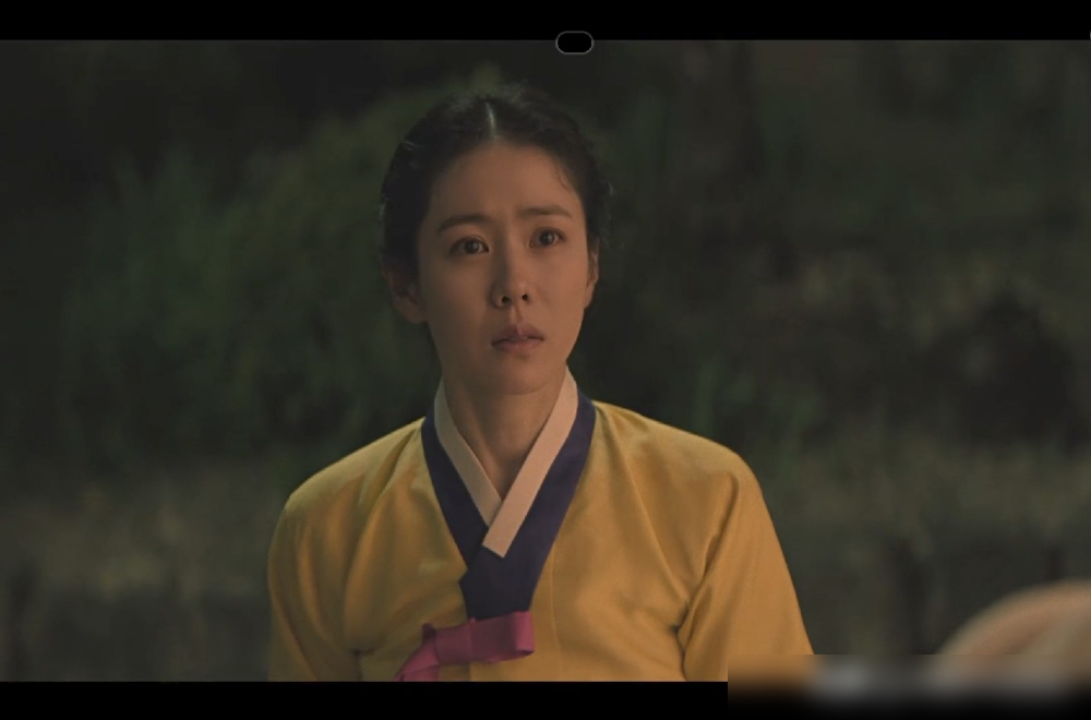 孙艺珍第一次演恶女，床戏用了替身，连年轻时的脸都是电脑做出来的。
Netflix这部19禁古装剧，吵翻了天。池昌旭全裸露臀，Nana赤裸上身，尺度确实拉满。结果网友逐帧扒出来，演员身上裹着肉色连体衣，关键镜头全靠后期。片尾字幕更实在，直接标了Nana替身。
更绝的是孙艺珍的少女时期。没找年轻演员