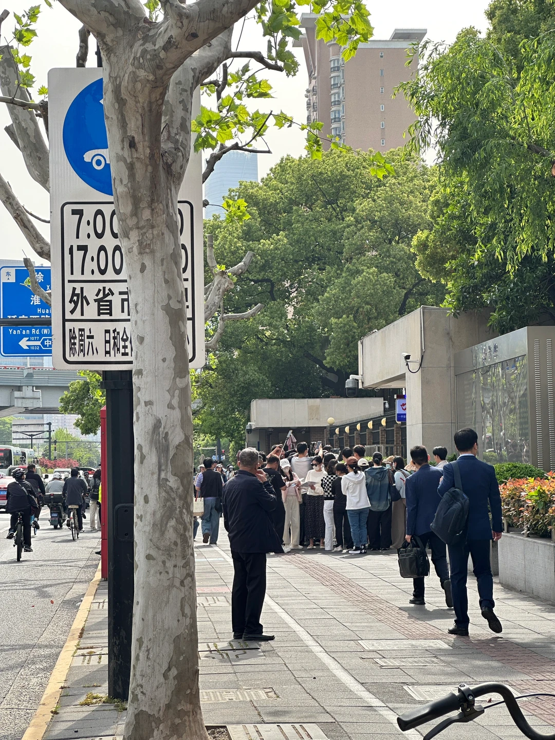 开始了，很多人在等梓澈妈妈出来