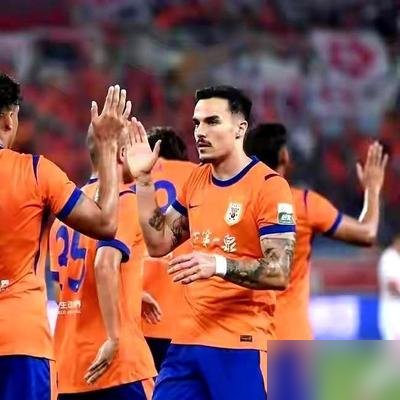 5-0，泰山把浙江打花了。但更狠的，是场外的算盘。
彭啸、陈泽仕直接锁到2030，37岁的郑铮却是一年一签，还得降薪。泽卡这些外援年底到期，一个续约的没有，省下的全是真金白银。
场上靠老将稳住，场下用长约捆住年轻人，工资空间腾出来给谁，明眼人都看得出来。
赢球是面子，续约策略才是里子。职业足球