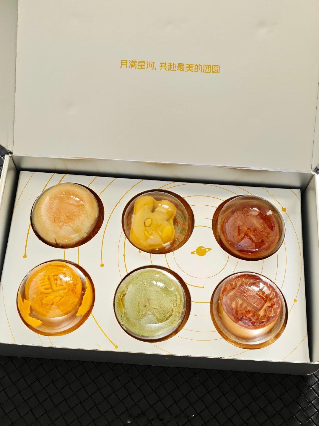 美团今年的月饼和礼盒挺可爱！六个月饼、一套星球碗，袋鼠小月饼都舍不得吃～[作揖]#美团# ​