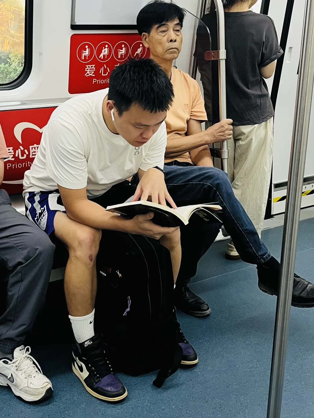 地铁上·看书人📖