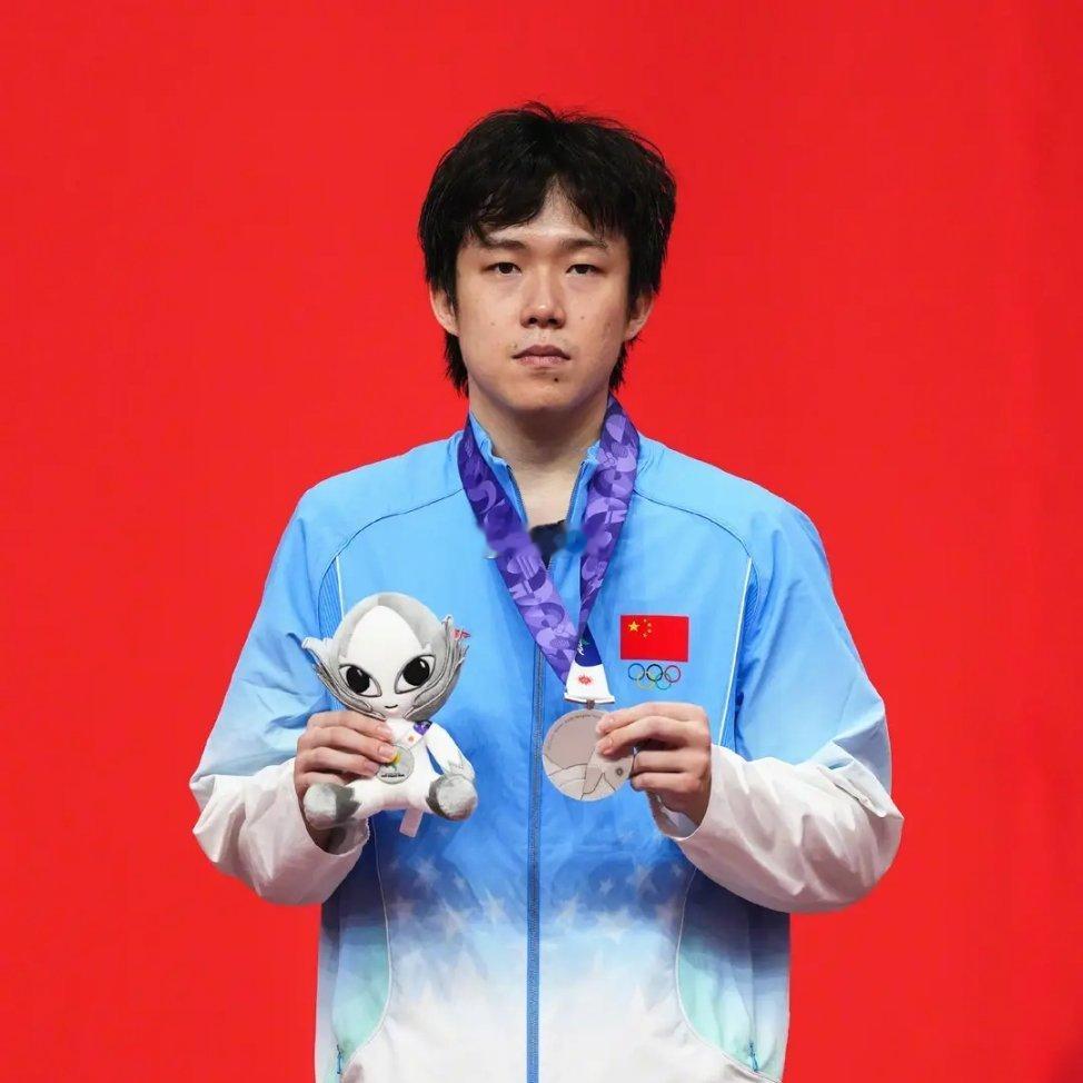 王楚钦三枚银牌登上亚运收官海报，虽然但是这对他来说真的是奖励吗[允悲] ​