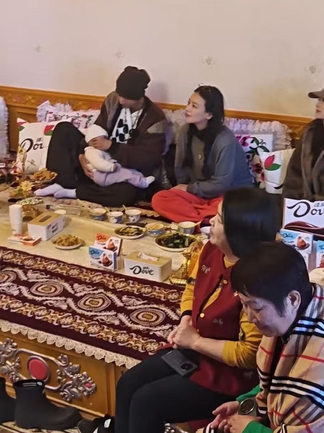 有网友在新疆偶遇张晚意、李沁、马思纯，她们三人组正在录制旅行综艺！她们三个人还去当地老乡家做客，张晚意真的好可爱，他还抱着人家老乡家的小孩子哄睡，这一幕也太温馨了吧！她们三个人气场好合，都是那种很善良温柔的人，旅行真的需要和脾气相投的朋友一起，要不然就是煎熬，她们三个人在娱乐圈的口碑一向不错，都是很