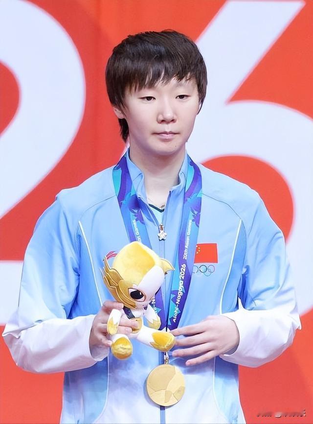 王曼昱的一句话，为何比金牌更打动人？

亚运会乒乓球赛场硝烟散尽，女单决赛的巅峰对决却仍被球迷反复回味。王曼昱与孙颖莎再度会师决赛，最终王曼昱技高一筹，摘得金牌，孙颖莎收获银牌。然而，谁也没想到，真正“火出圈”的，不是金牌本身，而是王曼昱赛后的一句心里话。
一场没有输家的对决
这场决赛堪称当今女子乒