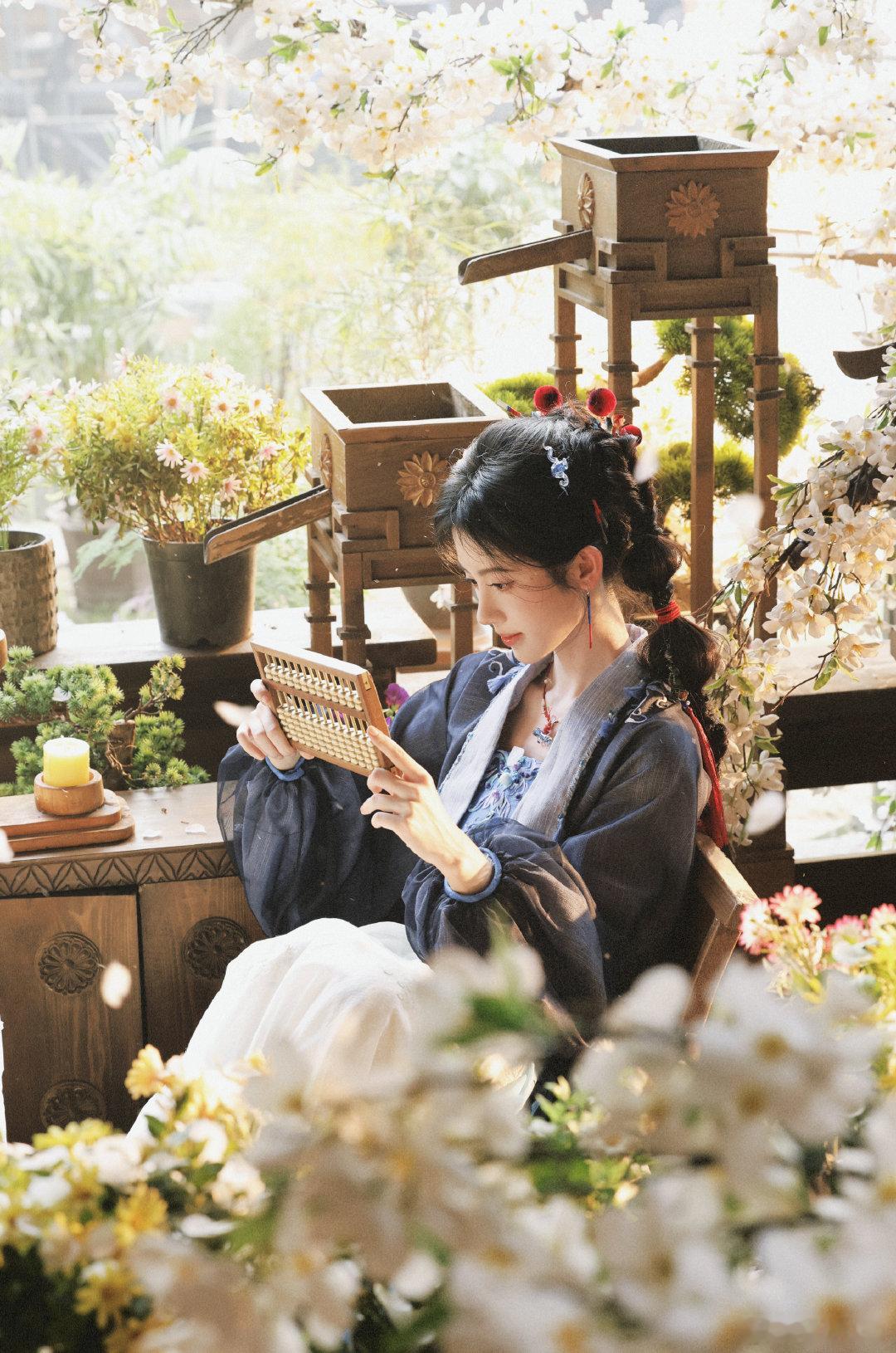 #鞠婧祎[超话]##鞠婧祎起飞落地都好优雅# jjy🍊 藏温柔于眼底，藏坚定于心底，跨越无数角色，始终保持初心，静待每一次惊艳登场。 ​