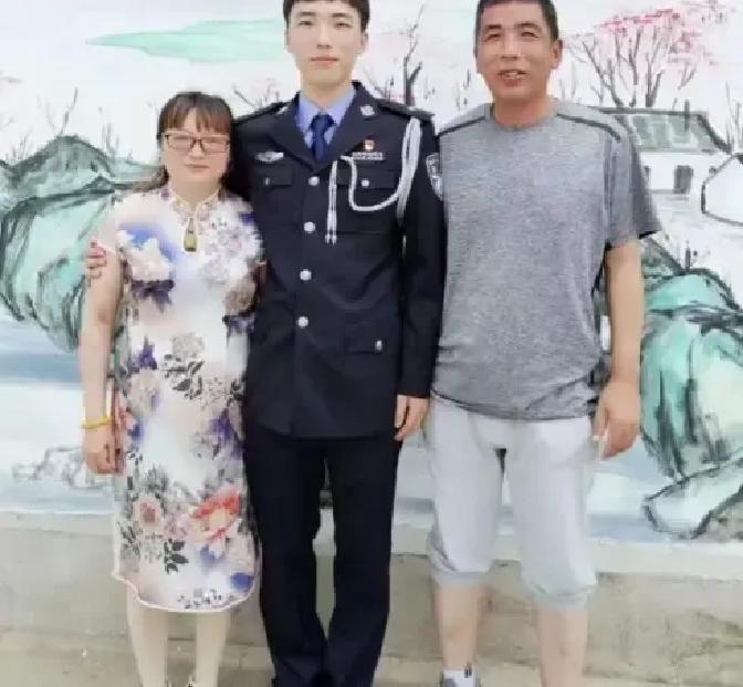 江苏一女子，儿子因公牺牲，她伤心欲绝，每天以泪洗面，2022年一天，她在商场，突然看到儿子身影，她心怦怦直跳，猛扑过去，一把抓住他，儿子，是你回来了吗？

那年轻男子被抓住胳膊，吓了一跳，转过身来。那是一张和嘉辉极其相似的脸，但眼神里是陌生的错愕。窦美娟的心直直往下坠，手却没松开。她张了张嘴，声音堵