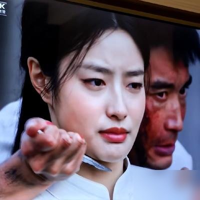 徐若晗被丞磊拿刀架着脖子，表情像在闻垃圾桶。就这，剧还爆了。
《玉簟秋》七小时播放破2400万，收视七连冠。丞磊演强取豪夺的少帅，徐若晗演被逼到角落的女学生。戏里她该怕，她演成了嫌弃。观众截图逐帧骂，说这哪是被挟持，这是想报警。
但你看花絮，俩人互叫小名“东东”“西西”，猜词秒答“夫妻”。直播被