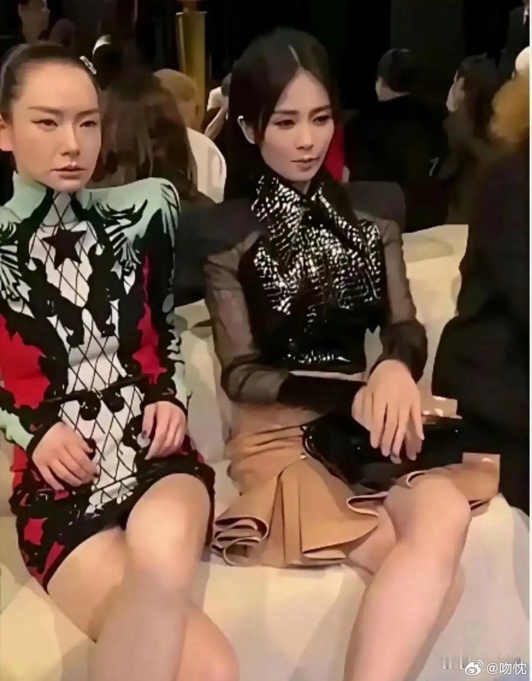 戚薇这礼服真的非穿不可吗？白鹿估计在强忍笑意，连正眼都不敢瞧她一下 ​