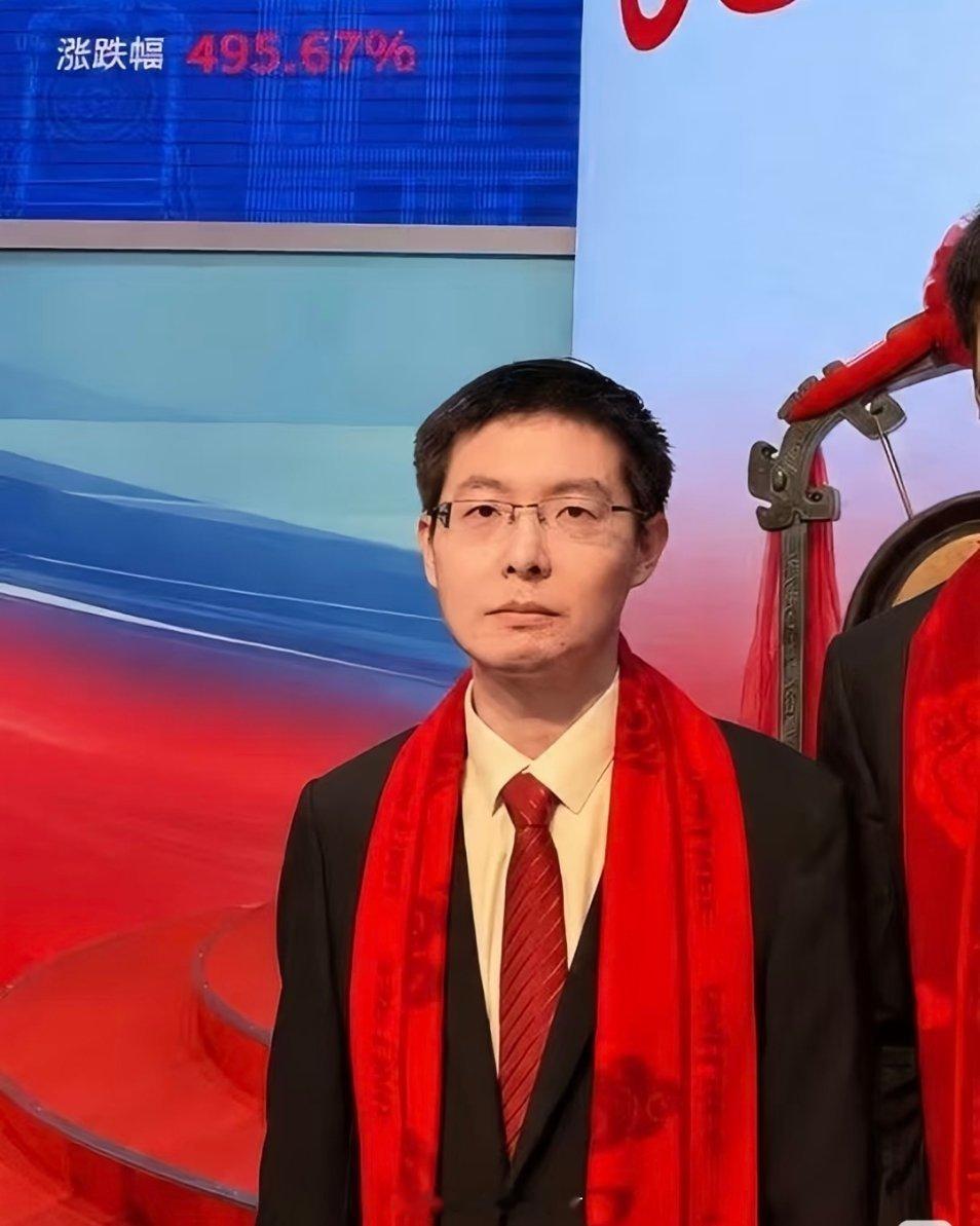 王兴兴面相，形不足，神不足，冢中枯骨相，不长久，牢狱或短寿必占其一。 ​