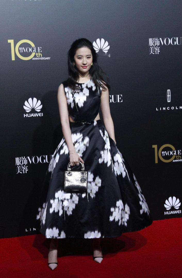 刘亦菲参加晚宴裙子好美 ​
