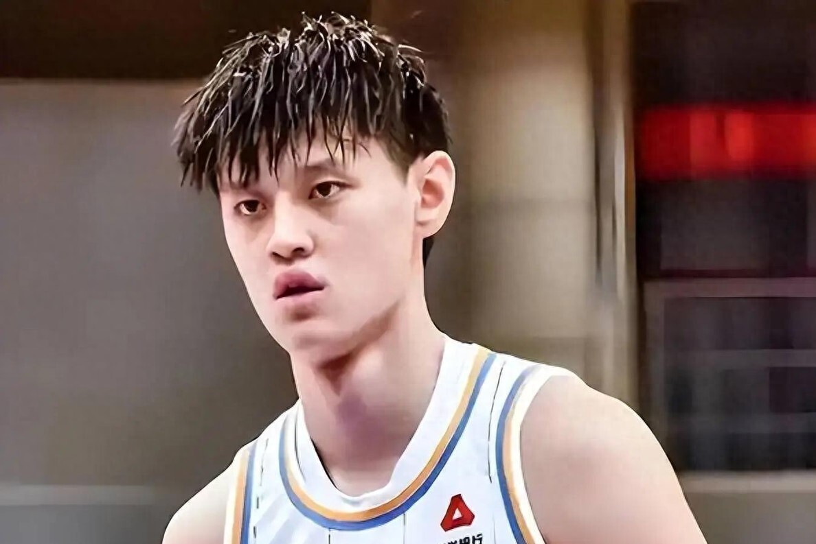 曾凡博归队当天就被退货！一天之内上演大反转，到底怎么了？20这两天很多人刷到男篮集训的消息，第一反应不是震惊，是疲惫。尤其是曾凡博那一条——上午媒体还在正常报道他归队训练，晚上官方发公告，人离队了。这种节奏不像调整，更像一次措手不及的无奈通知。
8月10日晚上中国篮球之队那份通报写得极短，曾凡博、王