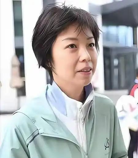 张怡宁2024年5月在上海被记者围住，点名陈梦、孙颖莎、王曼昱，说“另外还有两个”没指名道姓。外界把这归纳成“世界一流只有五个人”，网友骂了她两年。
2026年10月国际乒联最新排名出来：女单前五里四个中国人，王曼昱第一、孙颖莎第二、王艺迪第四、蒯曼第五。张本美和排在第三。
两年前被骂的那句话，现在