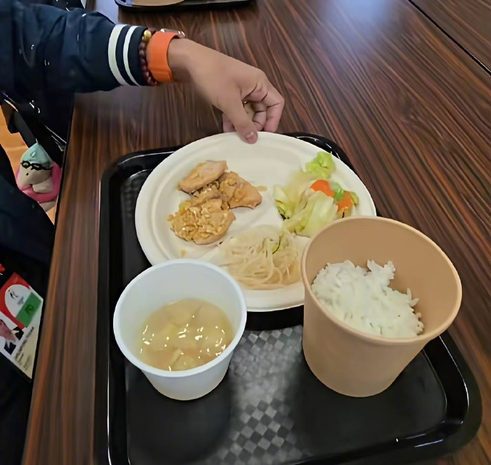 日本亚运会伙食断崖式下跌！各国运动员怀念上一届杭州的食物，难怪现在的奥运会、亚运会都想要中国承办。
 
泰国台克球队教练在名古屋亚运会赛场餐厅拍了一段视频，餐盘里鸡肉只有三块，意大利面就一小团，米饭被装进纸杯大小的容器里，想多要一种蔬菜还被工作人员告知“只能二选一”。这段视频发到TikTok上，泰国