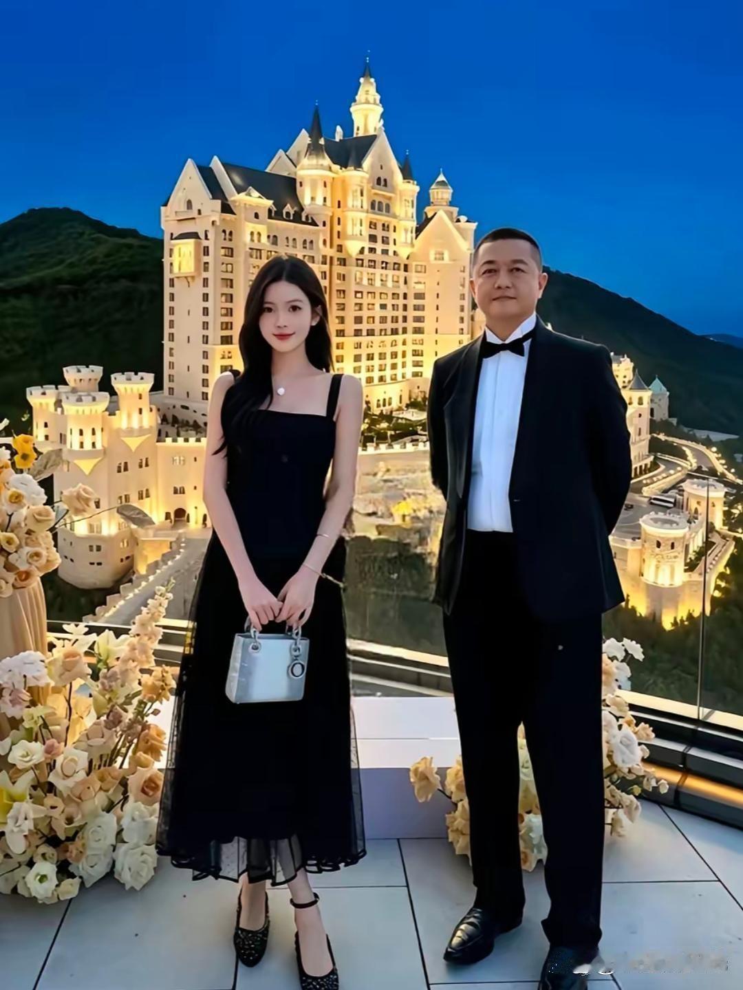 李嫣又上热搜了，那张照片里透出的自信，看得人心里一震。很多人盯着她那张脸看变化，我却盯着李亚鹏看背后的二十年。想当年，孩子刚出生那会儿，外头的风言风语简直要把人淹没。换作一般家庭，怕是早就把孩子锁进深宅大院，生怕露出一丝“不完美”。可李亚鹏硬是把这份“不完美”摊开在阳光下，顶着巨 ​
