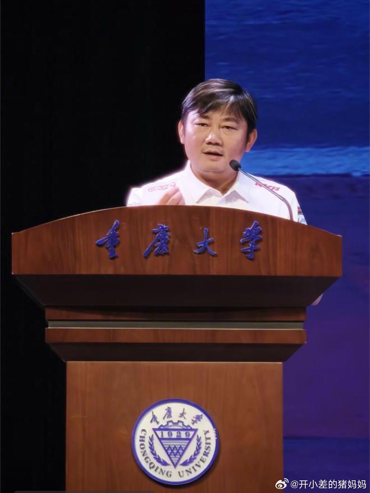 张雪机车近日在重庆大学校招明确应届生年薪10万起，研发岗买机车直接半价，涨薪与福利机制同步公开。  一、薪资结构- 研发岗：985/211应届生年薪12万至15万元- 非研发岗：985/211应届生年