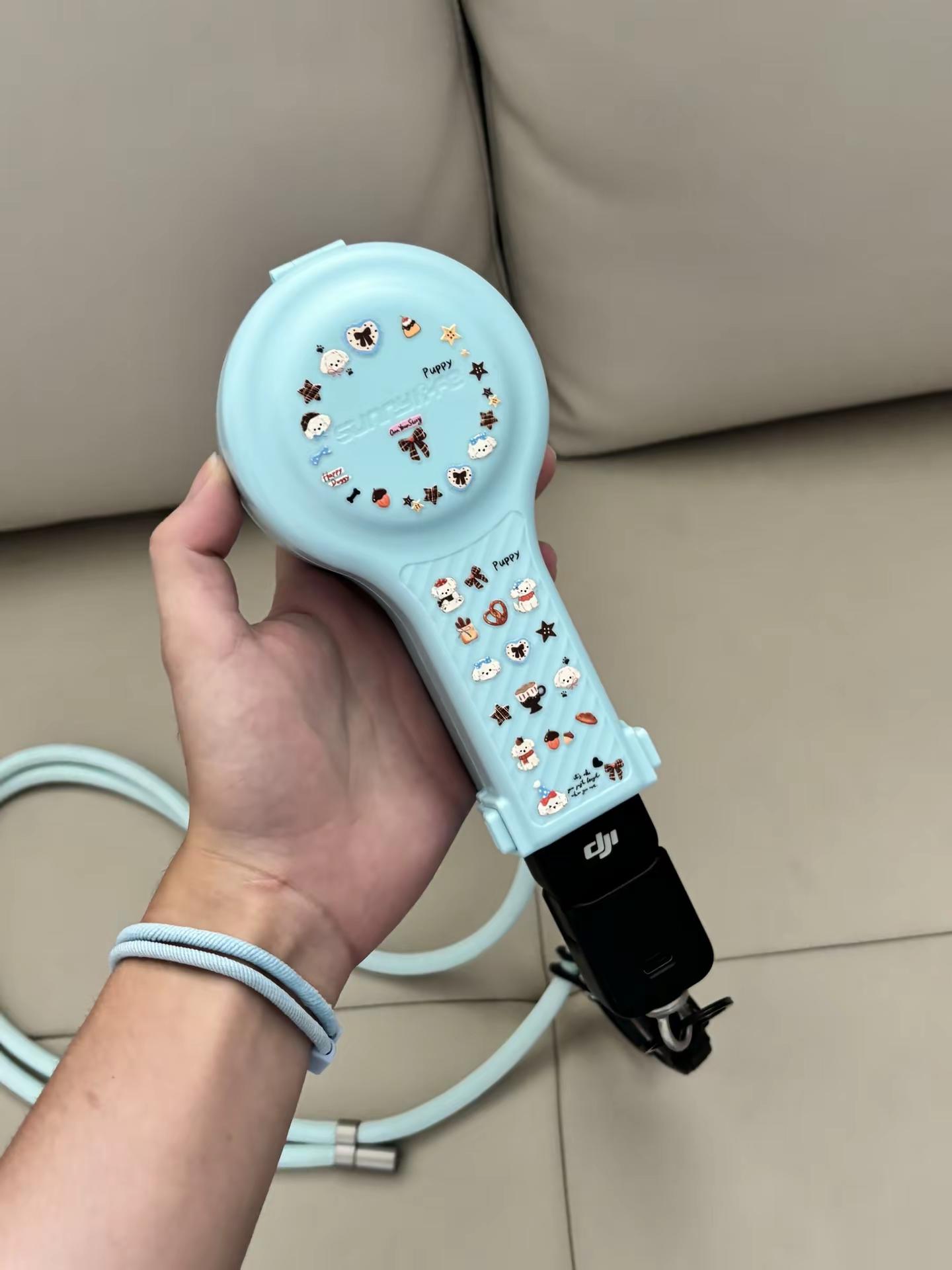 超可爱的pocket4p棒棒糖保护壳 斜纹外壳颜值高，云台软硅胶、屏幕植绒、镜头硅胶三重防护，1:1 开模，放进去不晃。同色系加粗斜挎绳，长度自由调，背着很轻松。悬停伸缩扣更实用：下拨上锁防坠，上拨解锁即拍，高密钢丝耐拉扯，临时松手也不怕摔。滤镜仓还能装 3 枚滤镜，一盖收好，扫街 vlog 出门一