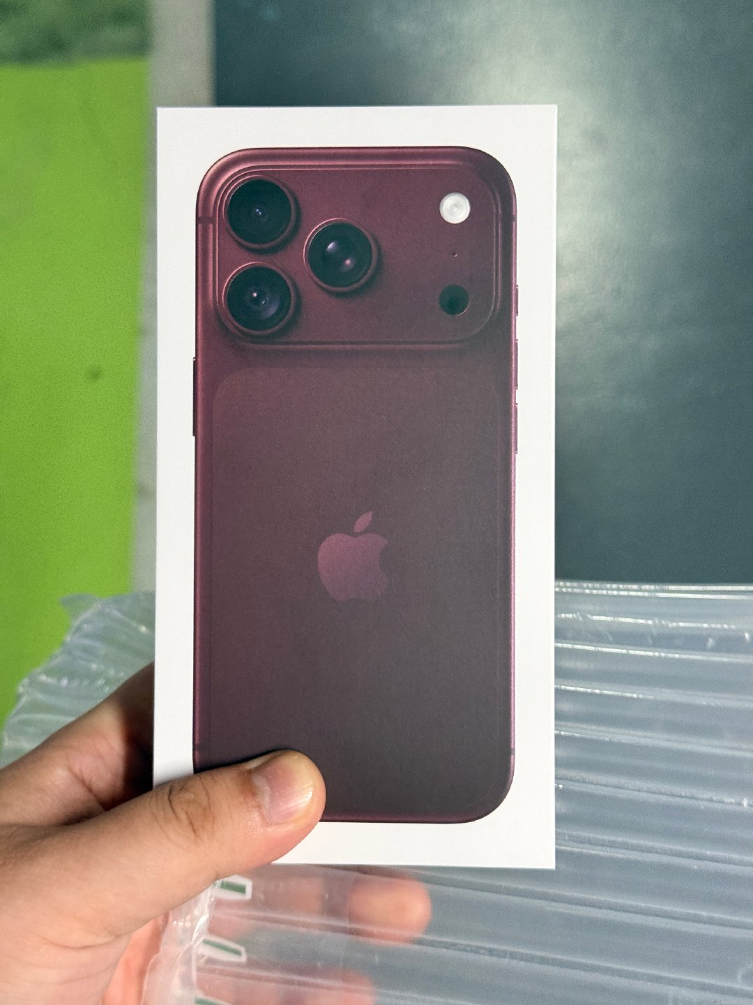 iPhone 18 Pro与17 Pro机身模具几乎完全一致，最大的视觉变化集中在灵动岛缩小、背板一体化以及全新配色上。  一、整体模具与尺寸- 三围一致：两代机型长、宽、厚度（8.75mm）完全相同