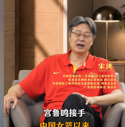 李梦被排除在国家队大名单之外到底冤不冤？篮协管理者宋涛的一番表态直接把盖子掀开了：国家队绝不是给个人刷数据的舞台，如果单打独斗破坏了整体攻防体系，个人能力再强也不能要！而主教练宫鲁鸣雷厉风行地大举清洗老将，看似冷酷无情，实则是给陷入瓶颈期的中国女篮进行了一场势在必行的“刮骨疗毒”。

前几天在小区楼