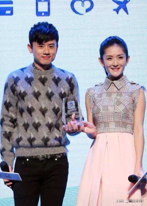 张杰谢娜这对携手十五载仍甜得发烫的夫妻，愣是把双向奔赴过成了内娱圈独一份的爱情范本，甜意浓得像揣了满满一兜刚出锅的热奶糖。

谢娜此番在成都金融城演艺中心举办个人演唱会，圆了藏在心底多年的歌手梦，张杰直接把惊喜拉到了满格。他身着谢娜的应援色粉色西装骤然现身，时隔八年两人合唱定情曲《明天过后》，谢娜当