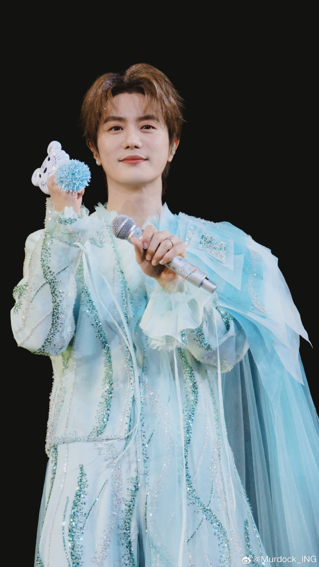 #陆虎[超话]#  🐯 #陆虎像你这样的朋友巡演3.0# 

小虎就这样看着你，
爱人的眼神，是藏不住的💚💧


🤙#陆虎像你这样的朋友巡演3.0#🤙 ​