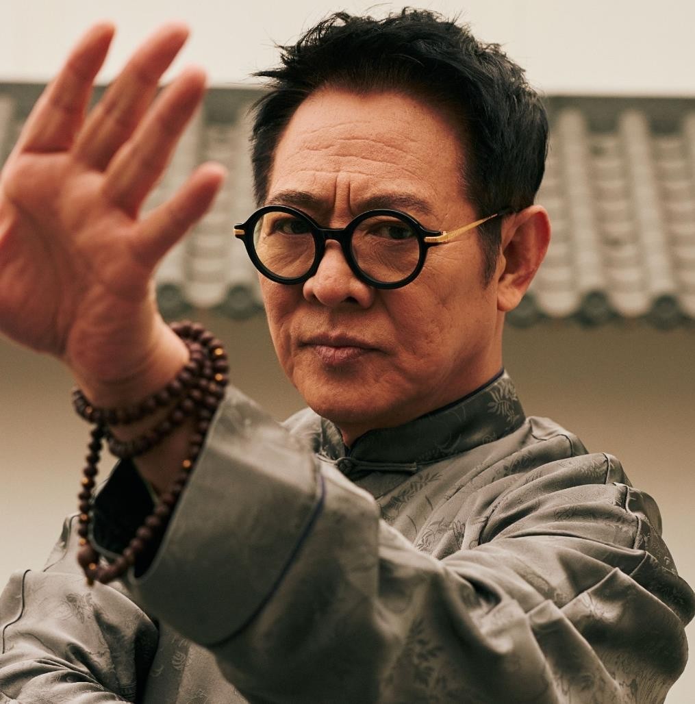 李连杰在最新访谈里首次正面回应了纠缠他三十年的抛妻弃子争议，把当年的账一笔一笔摊开来说了。他称与黄秋燕是握手言和、好聚好散，离婚时净身出户，房子车子都留给前妻，两个女儿的抚养权和生活费也一直在他这边，所以弃子无从谈起，偏心更是误会，大女儿不爱出镜、小女儿爱分享，才让外人看出了落差。听完全程我挺感慨，
