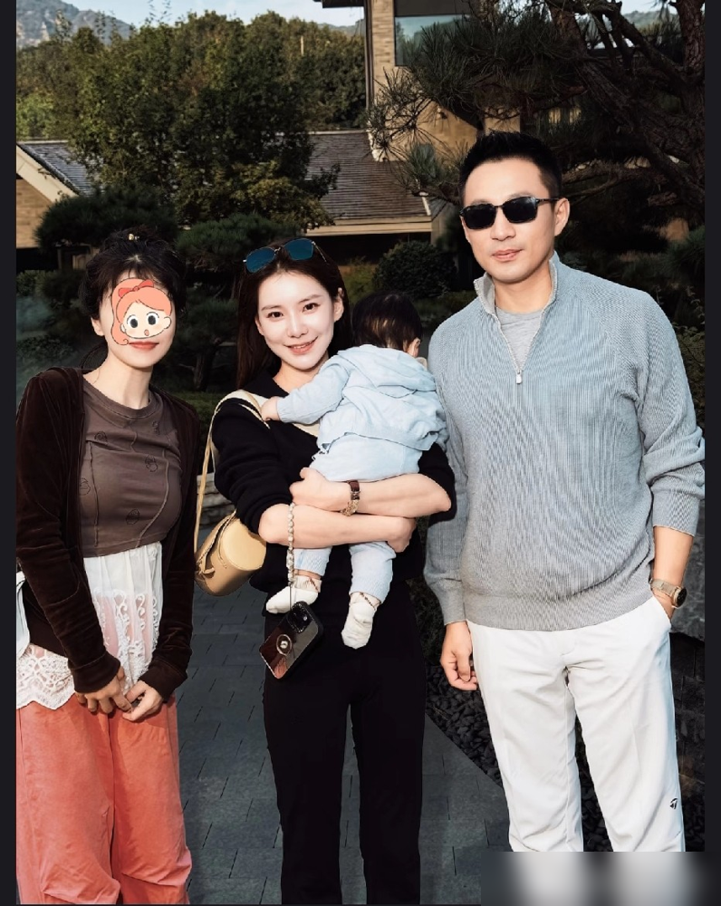 汪小菲带着马筱梅又去红螺寺了，这回不是求，是还愿。
10月5号被游客撞见，俩人一前一后下山，没保镖没滤镜，穿得跟普通游客一样。马筱梅手搭在汪小菲肩上，走几步就扶一下，汪小菲也放慢步子等她。周围人认出他们，俩人也没躲，该走走。
红螺寺这地方，汪小菲不是第一次来。以前跟大S求姻缘那会儿就火过一轮，如