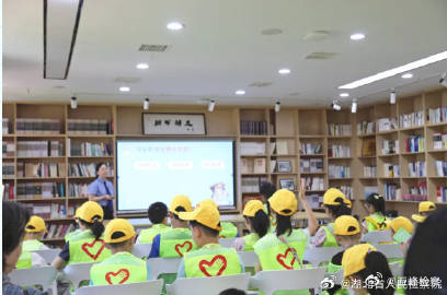 #法律[超话]##五检普法##鄂检新闻#【🎒36个娃闯进“沐心”办案区？“五老”爷爷阿姨同台把欺凌课讲明白了！✨】近日，东湖高新区检察院拉着区关工委、青年志愿者协会和群建里社区搞了场暑期法治研学，36名青少年一头扎进“沐心”工作室未检办案区，沙盘治疗室、情绪发泄室、法治展览厅挨个逛，干警把 ​