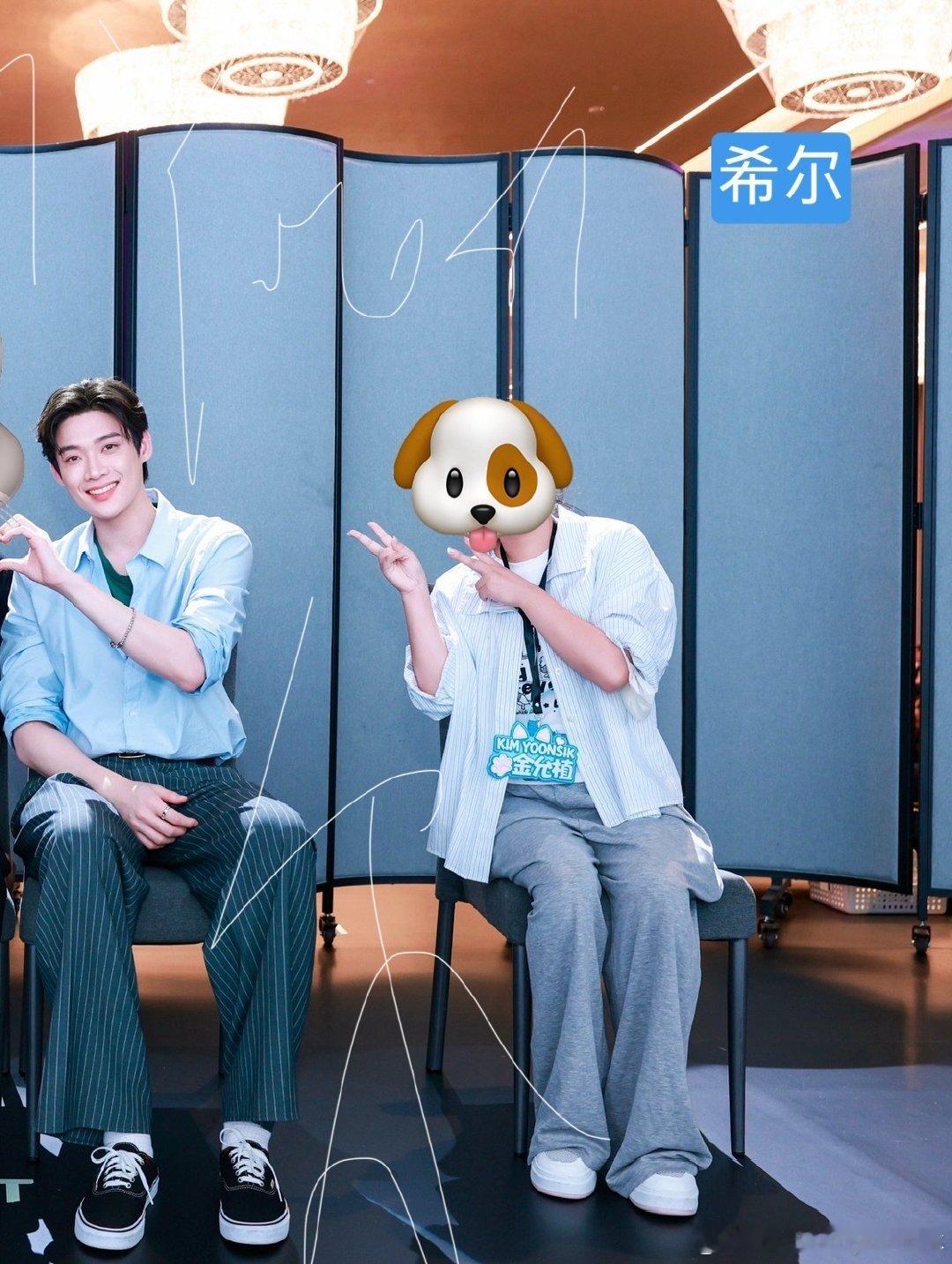 #金允植[超话]#  我的合照终于出现啦🩵好开心🥳
本来想让yoonsik做奥特曼发射动作。我做怪兽嗷叫动作。可是只有固定动作了[捂嘴哭][捂嘴哭]
但是没事。我特别开心。拥有和yoonsik的第一张合照[爱慕][爱慕][可爱][可爱]#植得一见##允植yoonzip##金允植# ​
